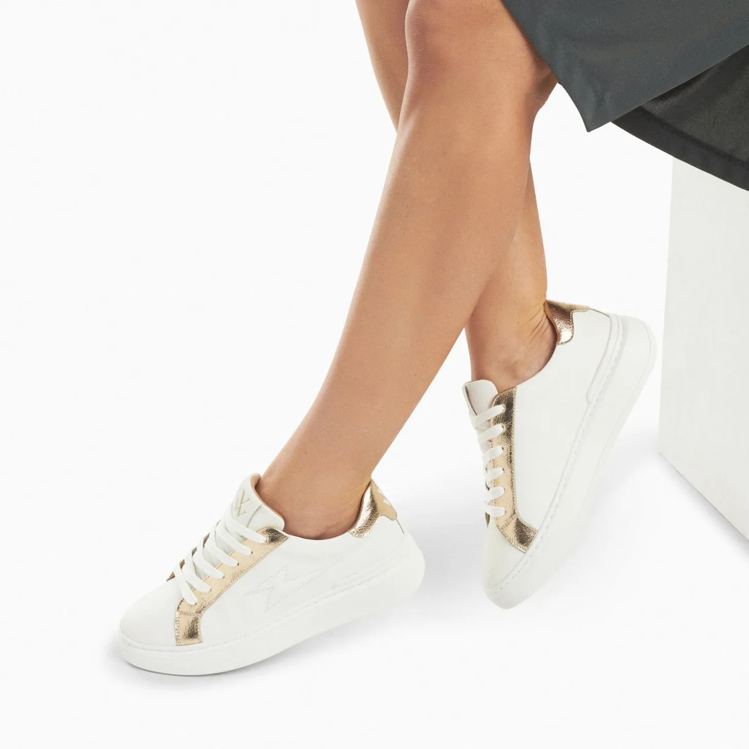 Baskets Eclair Romane Blanc Et Or A Lacets