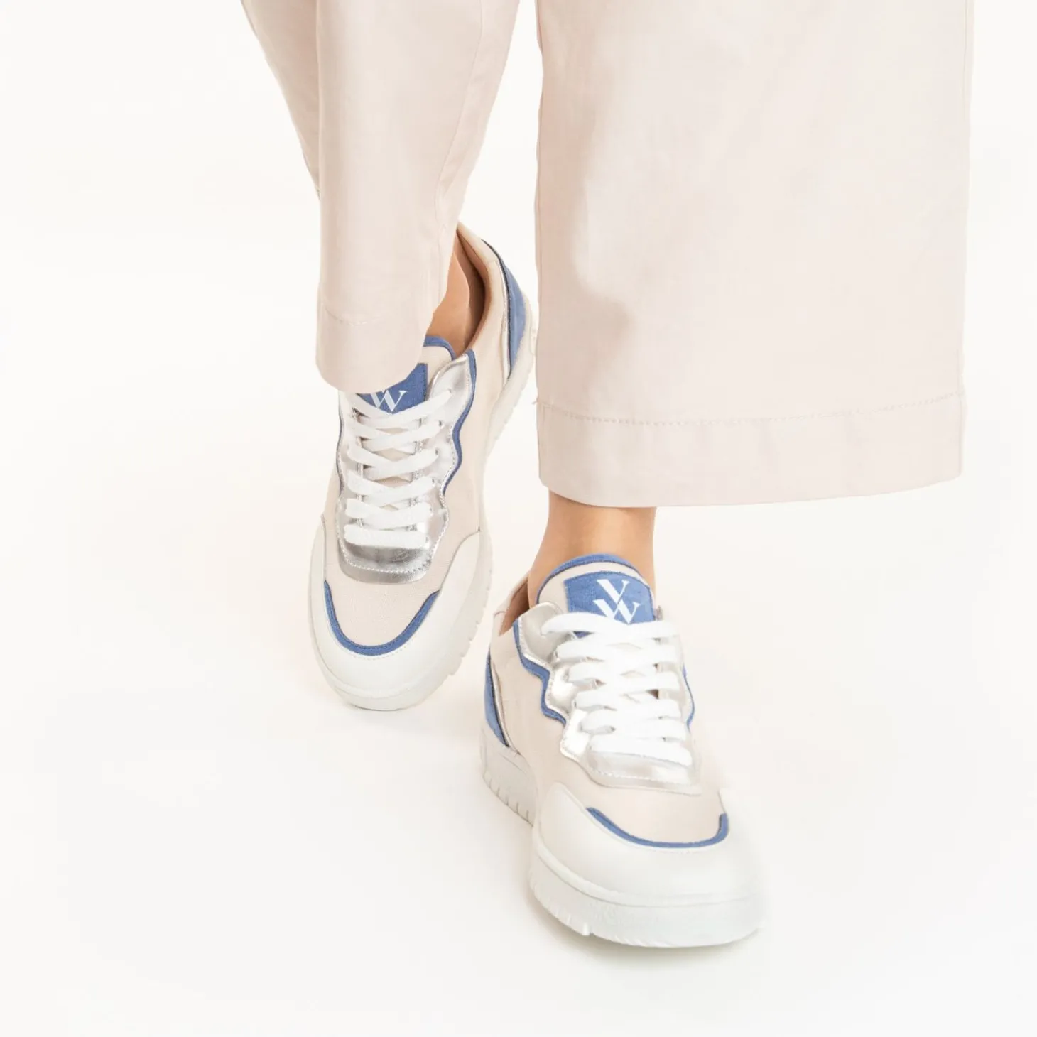 Baskets Enora En Toile Beige A Details Bleu Et Argent
