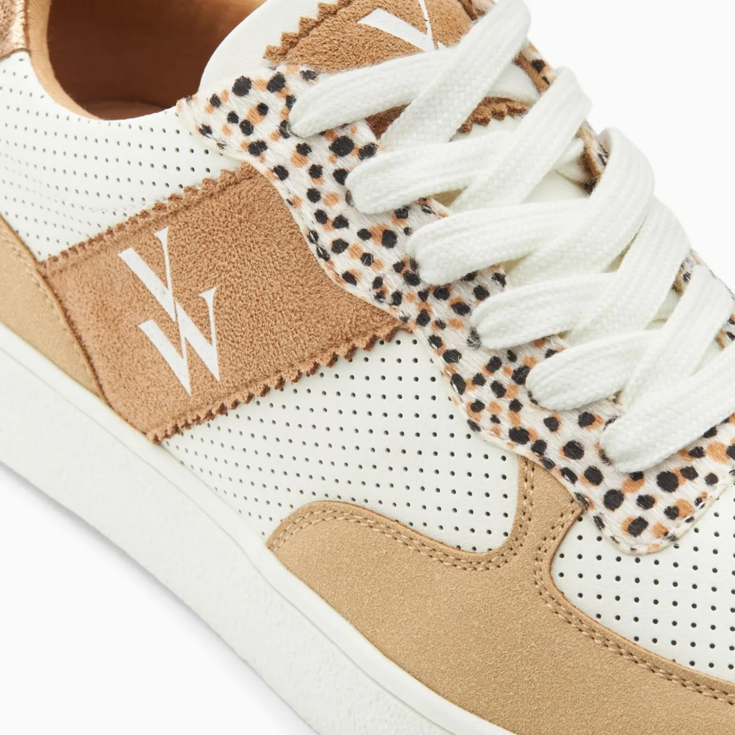 Baskets Monogramme Flavie Perforees Blanc Et Beige A Lacets