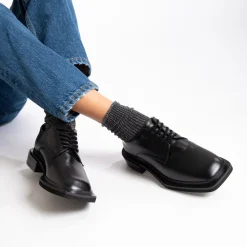 Derbies Leona Noires A Semelle Carree