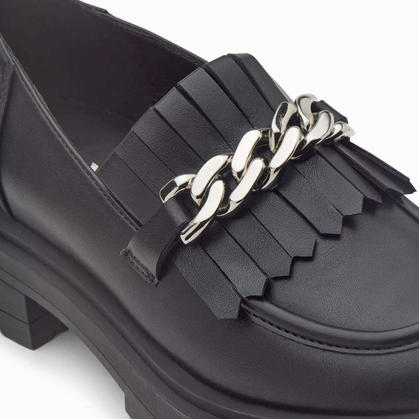 Mocassins Angele Noirs A Chaine Argent Et Semelle Crantee