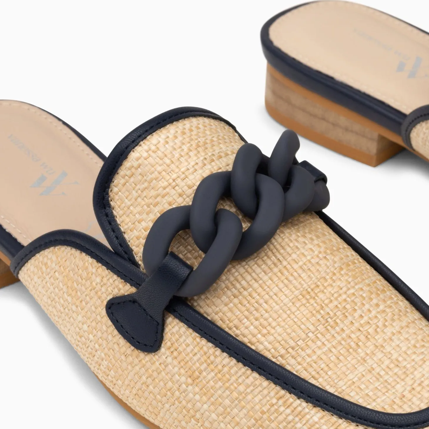Mules Emna Beige Et Bleu Marine A Chaine Mate
