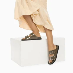 Mules Plates Celia Kaki Verni A Boucles Oversize